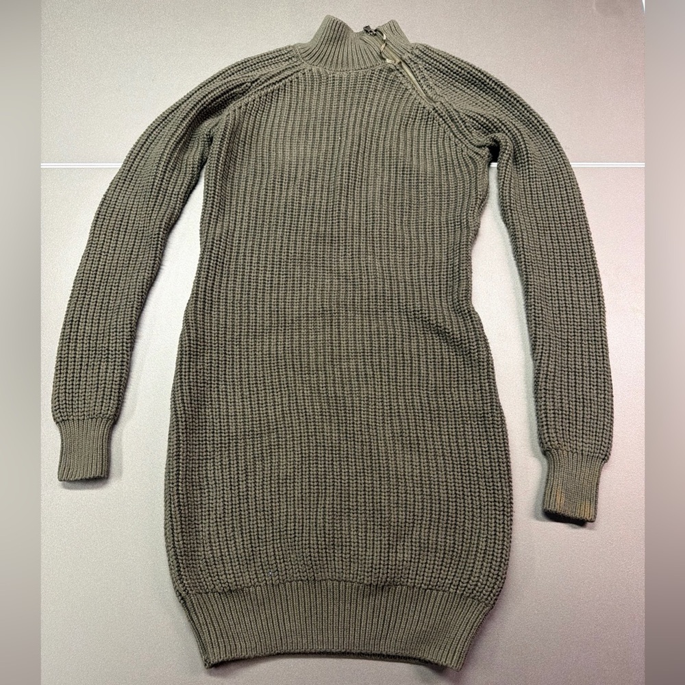 YET AGAIN Women’s Medium Green Long-Sleeve Knit‎ Sweater With Size Zip On Neck